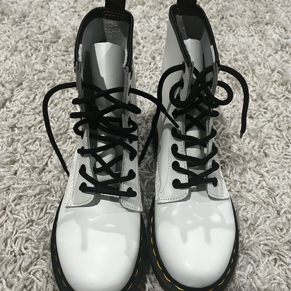 DR. MARTENS 1460 WOMEN'S SMOOTH LEATHER LACE UP BOOTS - Picture 2 of 7